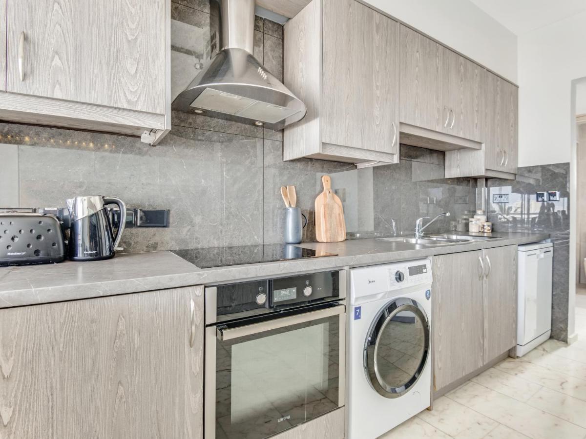 Sanders Coral Court Penthouse - Cute 3-Bedroom Apartment With Balcony リマソール エクステリア 写真